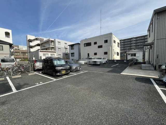 メゾンド平岡2番館の駐車場