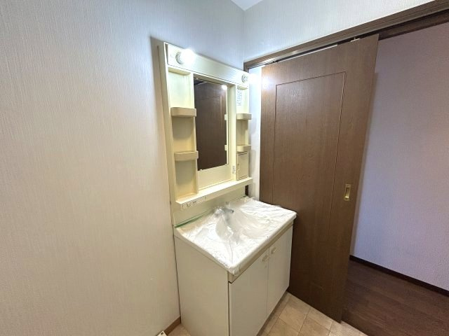 メゾンド平岡2番館の独立洗面台