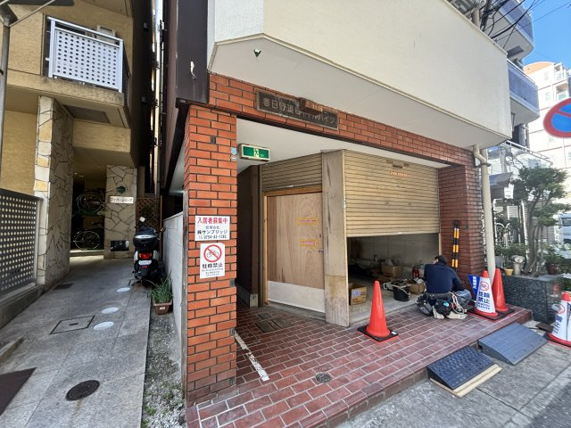 春日野道ロイヤルハイツのエントランス