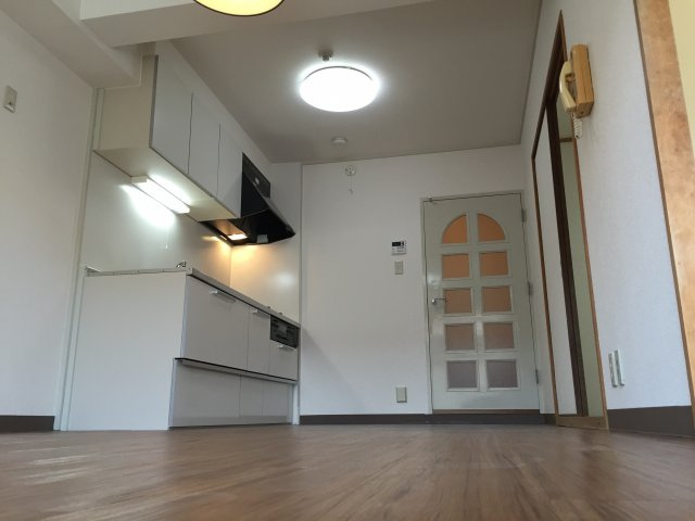 サニーハウス岡本の居間・リビング|白いクロスに白いキッチン。清潔感がありますね。
