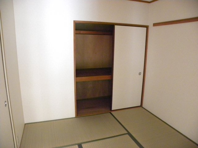 サニーハウス岡本の和室|和室には布団も入れることができる押入れがあります。