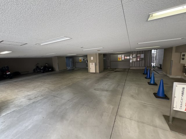 レジディア神戸磯上の駐車場