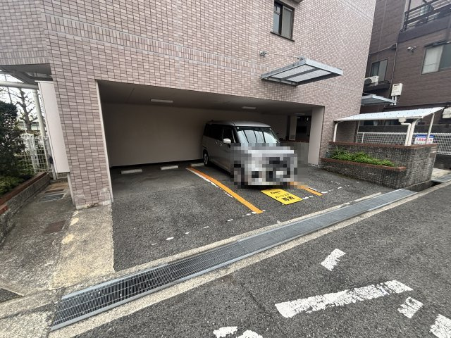メゾン御影中町の駐車場