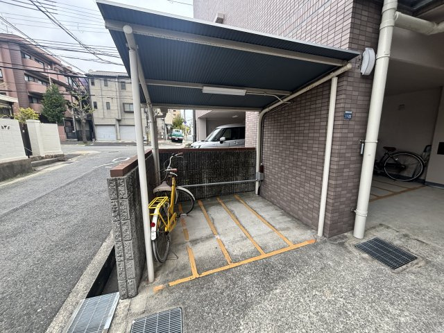 メゾン御影中町の駐車場