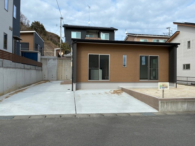 いわき市久之浜町エコタウン館の山３－１５。陽当たり良好！デザイナーズ平屋建売住宅１LDKの外観|南側道路からの写真です。陽当たり良好で風通しも心地よいかと思います。コンクリート工事済の駐車場は車3台分駐車可能です。南側の庭も広めに設定されています。絶好の眺望で別荘としてもご利用いただけます。