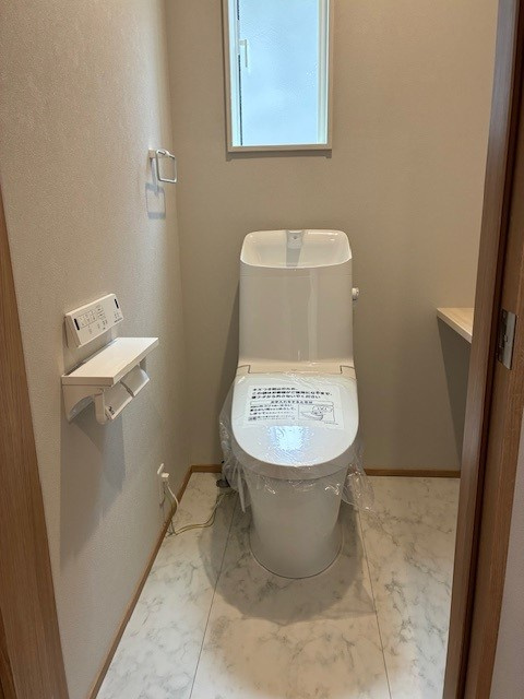 いわき市久之浜町エコタウン館の山３－１５。陽当たり良好！デザイナーズ平屋建売住宅１LDKのトイレ|LIXIL製の暖房シャワートイレになります。もちろん節水タイプです。