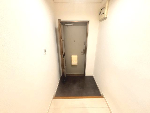 ファイブ西岡本の玄関
