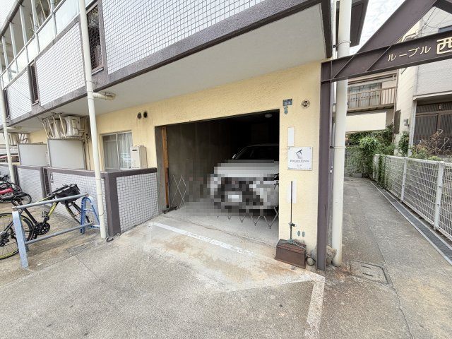 ルーブル西灘の駐車場