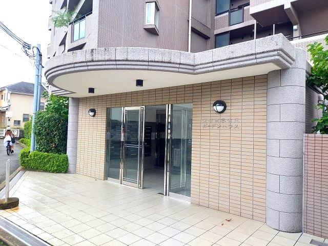 宝塚南雲雀丘ガーデンハウスのエントランス