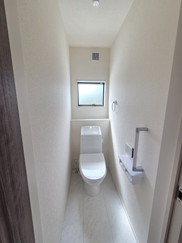 新築　太田市鳥山中町第2　Livele Garden.S　2号棟　のトイレ|現地写真　節水タイプのウォシュレット付きトイレ、水道料節約に一役買います！							
