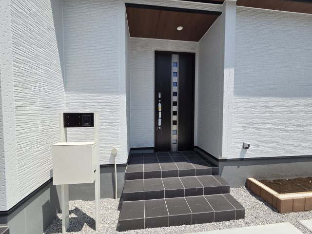新築　太田市鳥山中町第2　Livele Garden.S　2号棟　の玄関|現地写真　TVモニター付きドアホンでセキュリティも安心です！
