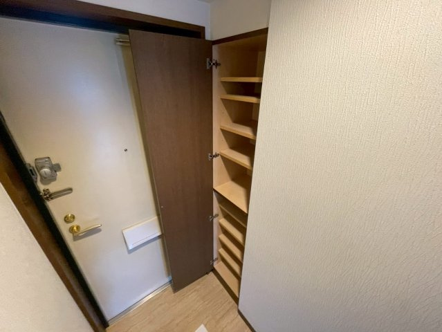 メゾンド平岡2番館の玄関