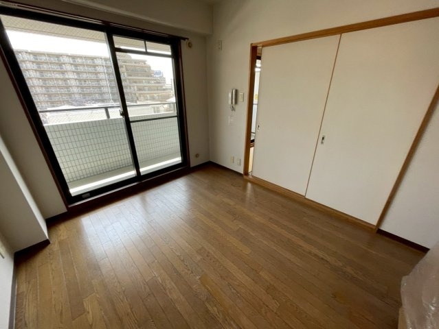 メゾンド平岡2番館の居間・リビング