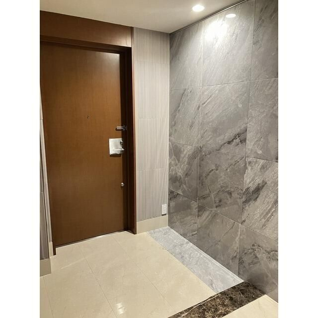 青山ザ・タワーの玄関