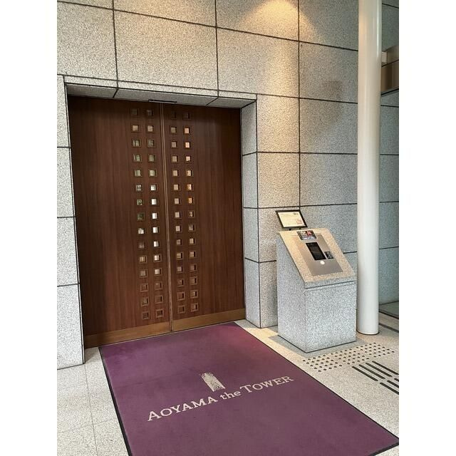青山ザ・タワーのエントランス