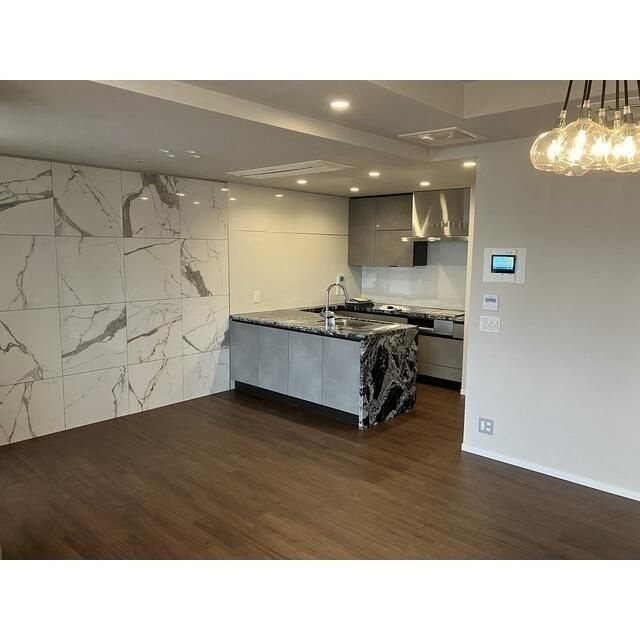 青山ザ・タワーの居間・リビング