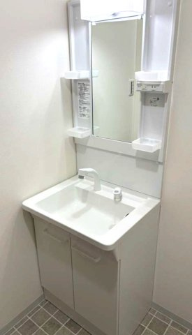 東灘区深江本町4丁目の独立洗面台|2025年11月　洗面化粧台交換
シャワー付水栓で洗面台でのシャンプーや毎日の掃除に大変便利ですね