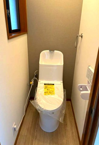 東灘区深江本町4丁目のトイレ|2025年11月　1.2階トイレ交換
ウォシュレット付き。換気用に窓も着いているので常に快適です