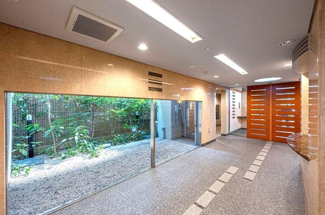 クレッセント渋谷神泉のエントランス