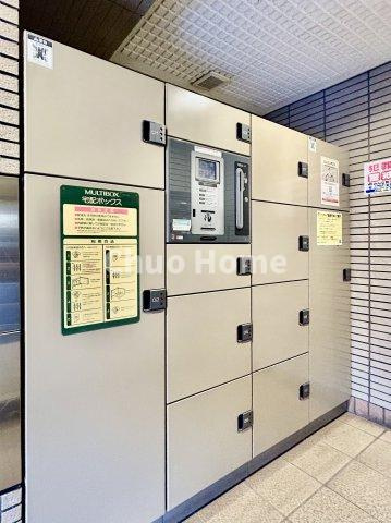 朝日サテライト上野の設備|【宅配ボックス】在宅時・不在時に関わらず、居住者の代わりに非対面で宅配物を受け取ってくれる便利な設備です。わかりやすくご説明致しますので見学時にはお部屋だけではなく共用部分もぜひチェックしてください。