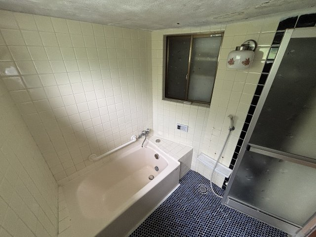 伺去 中古住宅の浴室