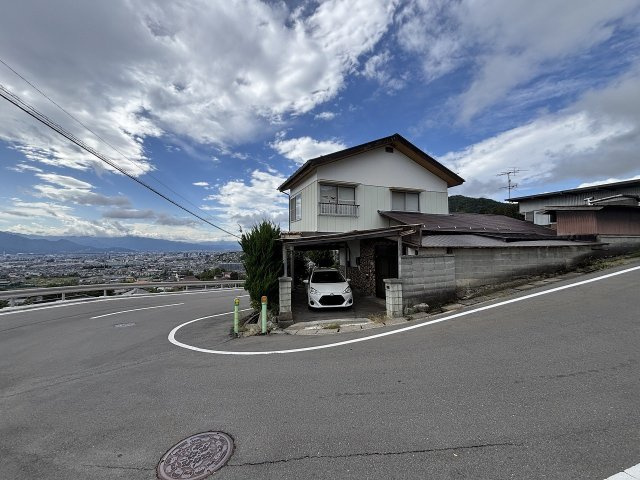 伺去 中古住宅の前面道路含む現地写真