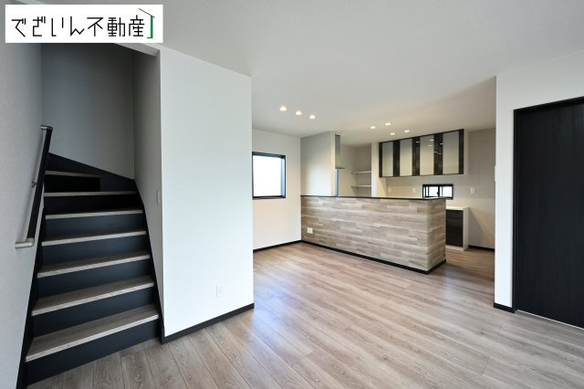 【居間・リビング】 | ワイウッドコート本庄市本庄第9期　新築住宅 | ≪2号棟≫細部まで丁寧に仕上げられた内装が、日々の生活を豊かに彩ります。家族の思い出が増えていく場所に。
現地(2026年3月撮影)