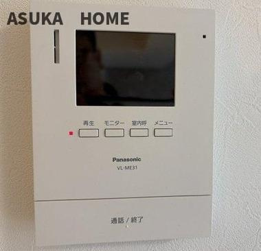 第一ニュー野毛山の防犯設備|来訪者の確認ができるモニター付きインターホンです。今の時代、安心ですね。