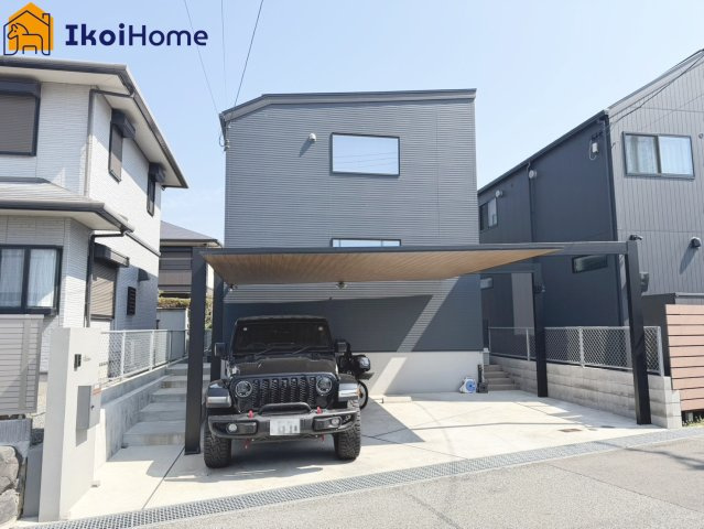 神戸市西区春日台2丁目　中古戸建　の外観|築浅！並列2台駐車！カーポート付き！陽当り通風良好♪中学校目の前！交通量少なくお子様も安心♪