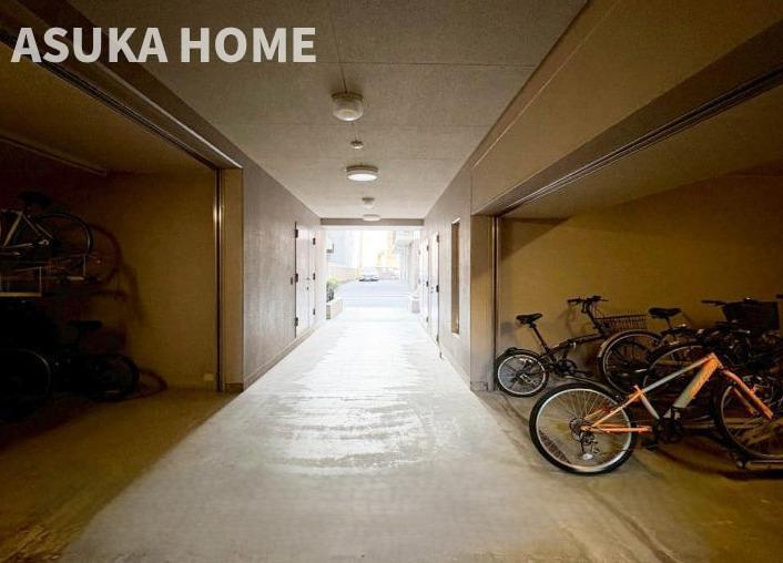 クリオ横浜関内参番館のその他|館内の中に駐輪場やバイク置き場がありますので雨風、防犯にも安心ですね。