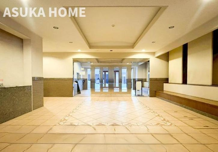 クリオ横浜関内参番館のロビー|おかえりなさいが聞こえるような優しい採光、ゆったりした時間が流れるロビー。