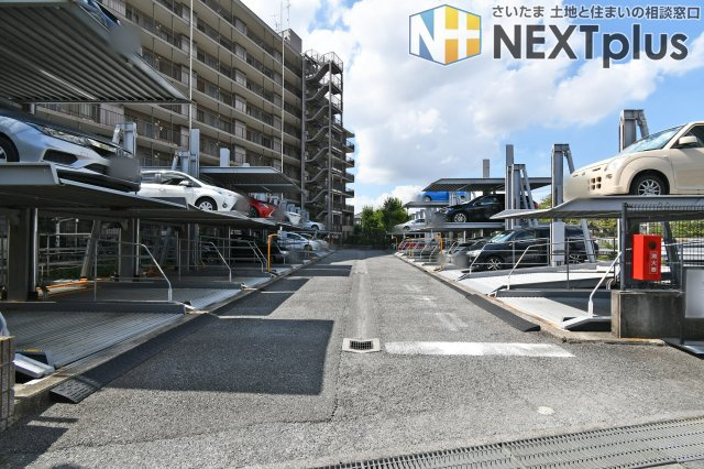ガーデンコート大宮本郷の駐車場|敷地内には機械式駐車場付き。空き状況については都度確認が必要ですが、大切なお車をマンション内で管理できるのは、お車をお持ちの方にとって大きな魅力です。