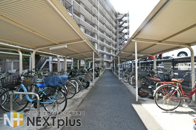 ガーデンコート大宮本郷の駐輪場|屋根付きの駐輪場は、1台目まで無償で利用できる嬉しいプランです。雨風から大切な自転車を守り、整理整頓された駐輪スペースが日々の移動をサポートします。ステラタウンなどの近隣施設への買い物にも便利です。