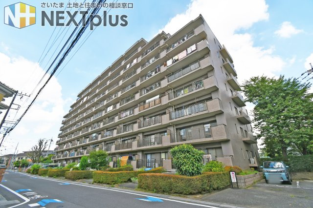 ガーデンコート大宮本郷の外観|南向きで陽当たりを遮る建物がなく、8階部分の開放感と眺望が期待できる堂々とした外観です。今羽駅徒歩10分、小・中学校も目の前で、利便性と安心を兼ね備えた子育て世帯におすすめな住環境です。