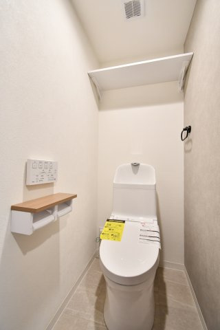 ガーデンコート大宮本郷のトイレ|清潔感のあるトイレ！吊戸棚がついておりますので備品補充も楽々行えます。つっぱり棒で生活感を隠せる為、掃除用具をしまうのもおすすめ！ペーパーホルダー２個付きなのが、さりげないポイントです。