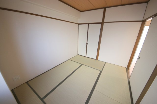 メゾン佐保B棟の和室