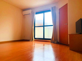 落ち着いて過ごせるお部屋なので、寝室にいかがでしょうか