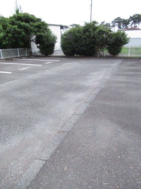 ニューエントピアの駐車場