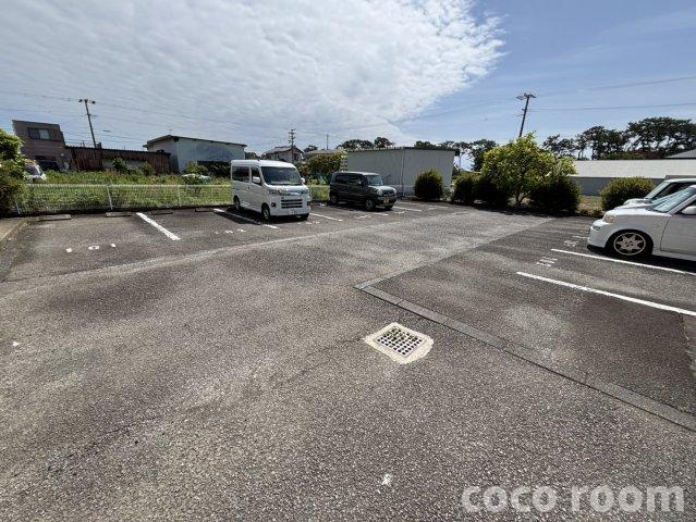 ニューエントピアの駐車場