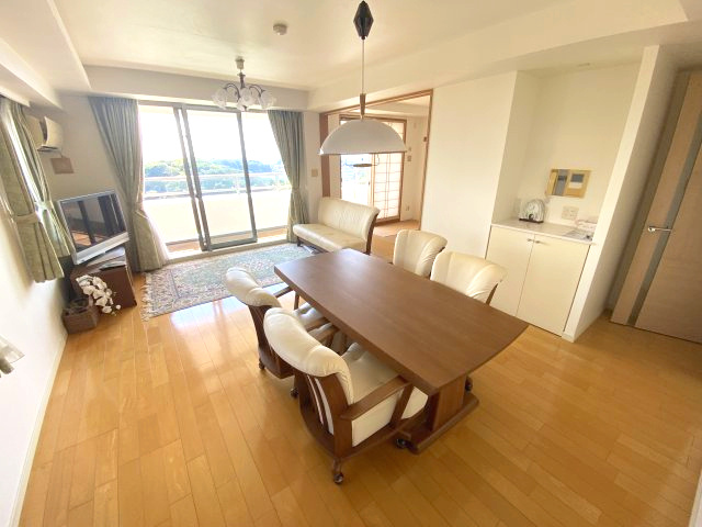 メビウスブレイン油壺マリナテラスの居間・リビング|LDKは南向きで日当たり良好です
