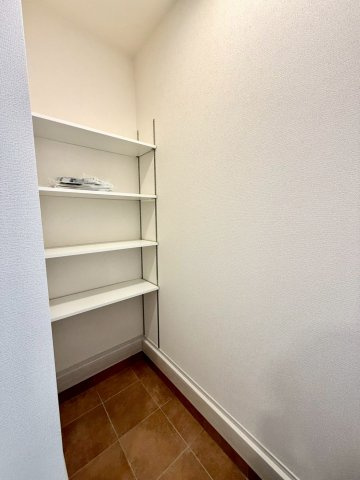 リーブルガーデン八重瀬町玻名城 第２・２号棟の収納|傘・ブーツ・アウトドア用品なども収納できて玄関をスッキリに保てるシューズクローク