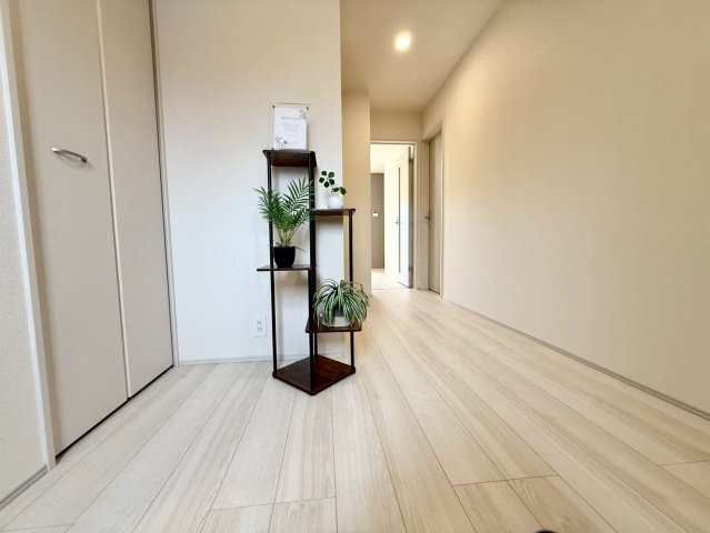 リーブルガーデン八重瀬町玻名城 第２・２号棟の洋室|玄関横の便利なクローゼット収納