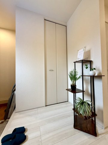 リーブルガーデン八重瀬町玻名城 第２・２号棟のその他|玄関横の便利なクローゼット収納