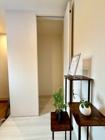 リーブルガーデン八重瀬町玻名城 第２・２号棟のその他|玄関横の便利なクローゼット収納