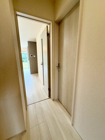 リーブルガーデン八重瀬町玻名城 第２・２号棟の玄関|１階廊下