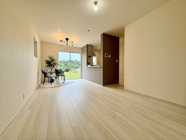 リーブルガーデン八重瀬町玻名城 第２・２号棟の居間・リビング|二面採光の明るくゆったりとしたLDK17.5帖※家具・照明等は含みません