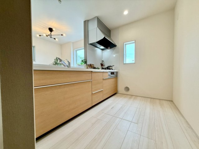 リーブルガーデン八重瀬町玻名城 第２・２号棟の玄関|リビングを見渡せ会話の弾む対面式キッチン・換気窓＆床下収納付き