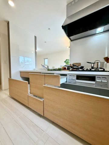 リーブルガーデン八重瀬町玻名城 第２・２号棟のキッチン|レンジフード＆ガスコンロ３口＆備え付け収納＆浄水器付きキッチン