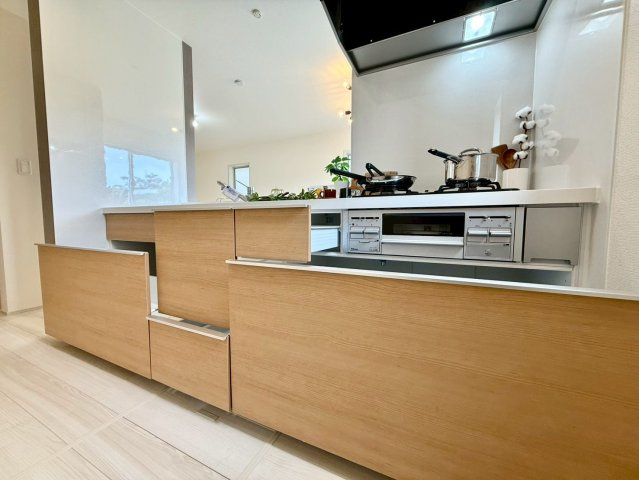 リーブルガーデン八重瀬町玻名城 第２・２号棟のキッチン|レンジフード＆ガスコンロ３口＆備え付け収納＆浄水器付きキッチン