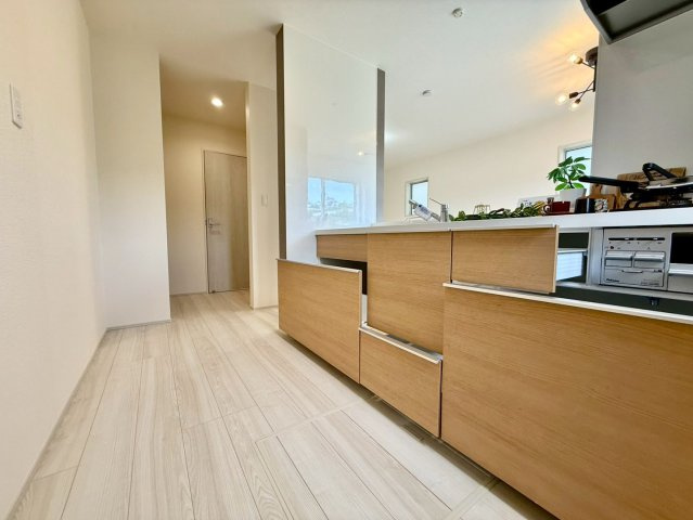リーブルガーデン八重瀬町玻名城 第２・２号棟のその他|キッチン横には大容量の収納スペースがあり、洗剤や日用品のストックが料理の合間にサッと取り出せる動線に◎